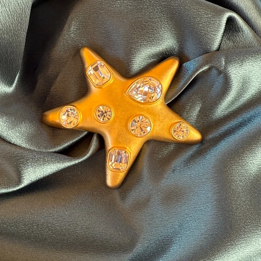 Kenneth Jay Lane Gold Star Brooch with Crystal Accents - Picture 4 of 5